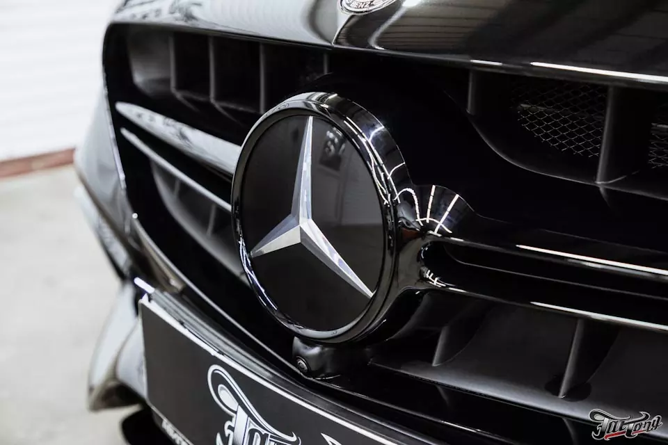 Mercedes E63s. Удаление хрома и окрас элементов в черный глянец (антихром).